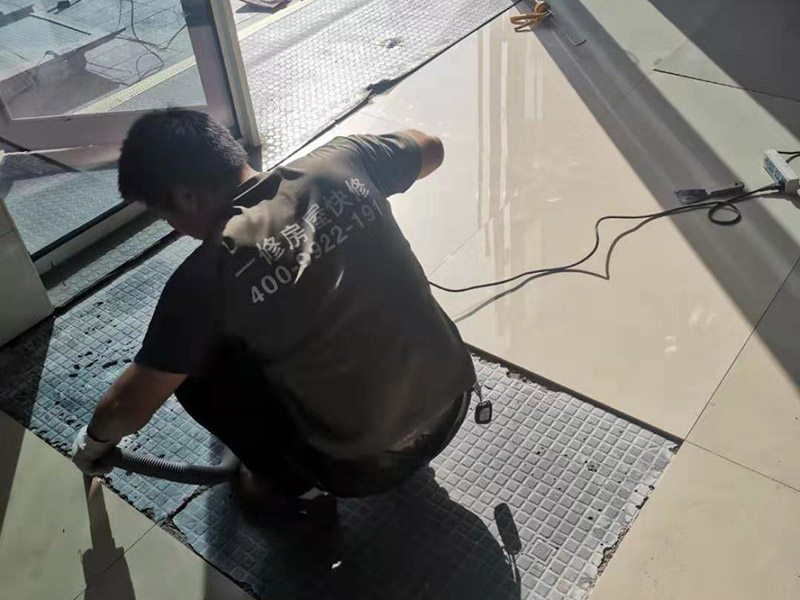 地磚空鼓維修：如果是發(fā)現(xiàn)單塊的地磚空鼓超過標準，可以要求裝修人員把磚撬開了重鋪。方法就是取出空鼓的地磚，可利用吸盤，平直的吊出，然后再按照規(guī)范要求進行鋪貼。如果只是小部分松動，可以把磚縫清理干凈，用水把地面充分潤濕，用水泥漿對膠水，用膠榔頭輕輕打擊，使水泥漿滲入，滲入后用重物壓使干后就可；如果是一半以上就要重新處理，膠榔頭輕輕打擊地磚，使地磚完全松動，清理縫隙，取出 地磚，鑿打地面重新粘貼就可以了；