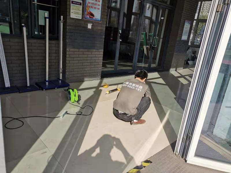 地磚空鼓維修：如果是發(fā)現(xiàn)單塊的地磚空鼓超過標準，可以要求裝修人員把磚撬開了重鋪。方法就是取出空鼓的地磚，可利用吸盤，平直的吊出，然后再按照規(guī)范要求進行鋪貼。如果只是小部分松動，可以把磚縫清理干凈，用水把地面充分潤濕，用水泥漿對膠水，用膠榔頭輕輕打擊，使水泥漿滲入，滲入后用重物壓使干后就可；如果是一半以上就要重新處理，膠榔頭輕輕打擊地磚，使地磚完全松動，清理縫隙，取出 地磚，鑿打地面重新粘貼就可以了；