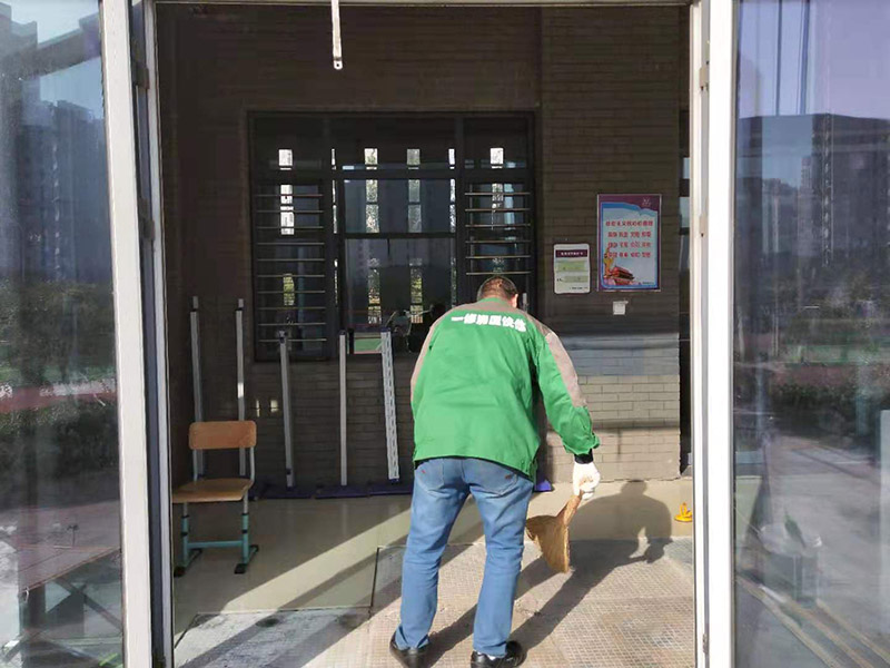 地磚空鼓維修：如果是發(fā)現(xiàn)單塊的地磚空鼓超過標準，可以要求裝修人員把磚撬開了重鋪。方法就是取出空鼓的地磚，可利用吸盤，平直的吊出，然后再按照規(guī)范要求進行鋪貼。如果只是小部分松動，可以把磚縫清理干凈，用水把地面充分潤濕，用水泥漿對膠水，用膠榔頭輕輕打擊，使水泥漿滲入，滲入后用重物壓使干后就可；如果是一半以上就要重新處理，膠榔頭輕輕打擊地磚，使地磚完全松動，清理縫隙，取出 地磚，鑿打地面重新粘貼就可以了；