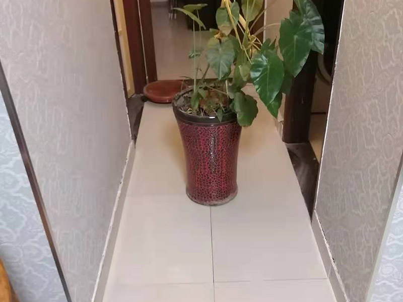 地面瓷磚拆除更換：拆除瓷磚時要用電，而電是從客廳臨時拉的，為了避免在施工過程中發(fā)生觸電的現(xiàn)象，將電拉進衛(wèi)生間內(nèi)。其次，舊房改造拆除瓷磚時可以用沖擊電鉆，這種工具方便快捷，可自由更換。但在使用前應(yīng)檢查其是否靈活，可以通過空轉(zhuǎn)一分鐘的方法進行檢驗。用完之后及時進行清理。，梯子也是必不可少的工具之一，它可以幫助工人拆掉處于高處的瓷磚，還可以架起臨時插座。拆磚應(yīng)從下至上進行，在施工過程中對地面及時進行處理，以免因垃圾過多從而影響后面的工作。同時要處理好房內(nèi)的防水層。拆除插座與水龍頭附近的瓷磚時應(yīng)小心，以免損壞水電設(shè)備。