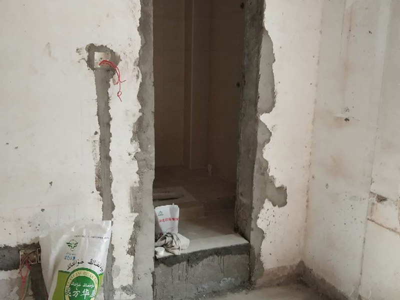 地面瓷磚鋪貼：1、混凝土地面應將基層鑿毛，鑿毛深度5~10毫米，鑿毛痕的間距為30毫米左右。之后，清凈浮灰，砂漿、油漬，產(chǎn)散水刷少將地面。 2、鋪貼前應彈好線，在地面彈出與門道口成直角的基準線,彈線應從門口開始,以保證進口處為整磚,非整磚置于陰角或家具下面,彈線應彈出縱橫定位控制線。 3、鋪貼陶瓷地面磚前，應先將陶瓷地面磚浸泡陰干。 4、鋪貼時，水泥砂漿應飽滿地抹在陶瓷地面磚背面，鋪貼后用橡皮棰敲實。同時，用水平尺檢查校正，擦凈表面水泥砂漿。 5、鋪貼完2~3小時后，用白水泥擦縫，用水泥、砂子=1：1(體積比)的水泥砂漿,縫要填充密實,平整光滑。再用棉絲將表面擦凈。