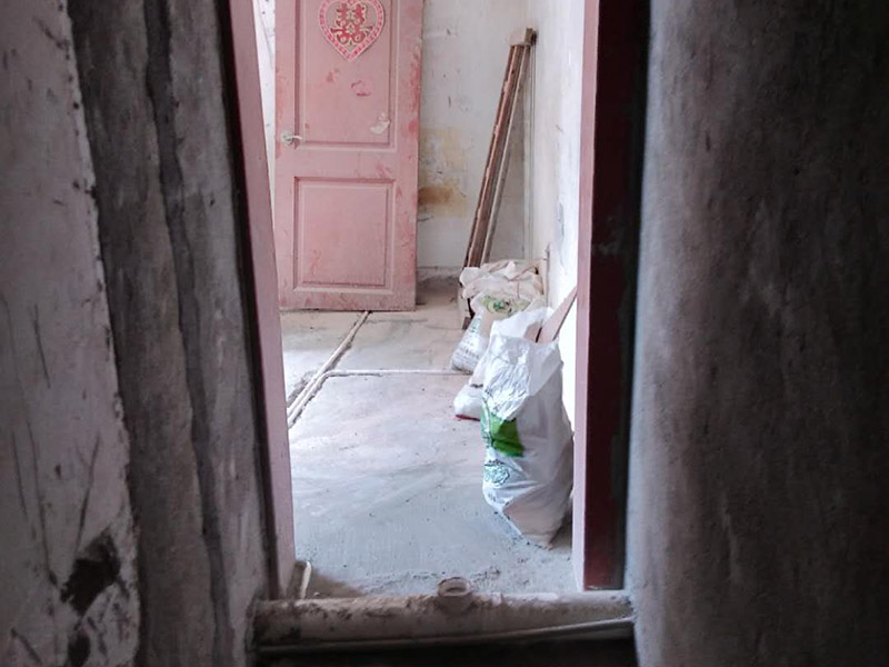 地面瓷磚鋪貼：1、混凝土地面應將基層鑿毛，鑿毛深度5~10毫米，鑿毛痕的間距為30毫米左右。之后，清凈浮灰，砂漿、油漬，產(chǎn)散水刷少將地面。 2、鋪貼前應彈好線，在地面彈出與門道口成直角的基準線,彈線應從門口開始,以保證進口處為整磚,非整磚置于陰角或家具下面,彈線應彈出縱橫定位控制線。 3、鋪貼陶瓷地面磚前，應先將陶瓷地面磚浸泡陰干。 4、鋪貼時，水泥砂漿應飽滿地抹在陶瓷地面磚背面，鋪貼后用橡皮棰敲實。同時，用水平尺檢查校正，擦凈表面水泥砂漿。 5、鋪貼完2~3小時后，用白水泥擦縫，用水泥、砂子=1：1(體積比)的水泥砂漿,縫要填充密實,平整光滑。再用棉絲將表面擦凈。