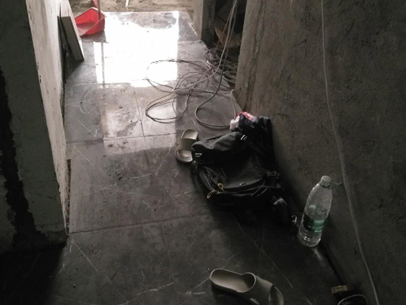 地面瓷磚鋪貼：1、混凝土地面應將基層鑿毛，鑿毛深度5~10毫米，鑿毛痕的間距為30毫米左右。之后，清凈浮灰，砂漿、油漬，產(chǎn)散水刷少將地面。 2、鋪貼前應彈好線，在地面彈出與門道口成直角的基準線,彈線應從門口開始,以保證進口處為整磚,非整磚置于陰角或家具下面,彈線應彈出縱橫定位控制線。 3、鋪貼陶瓷地面磚前，應先將陶瓷地面磚浸泡陰干。 4、鋪貼時，水泥砂漿應飽滿地抹在陶瓷地面磚背面，鋪貼后用橡皮棰敲實。同時，用水平尺檢查校正，擦凈表面水泥砂漿。 5、鋪貼完2~3小時后，用白水泥擦縫，用水泥、砂子=1：1(體積比)的水泥砂漿,縫要填充密實,平整光滑。再用棉絲將表面擦凈。