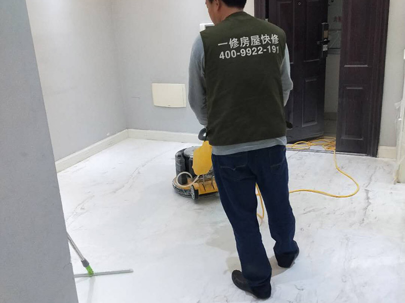 地面石材打磨翻新：用干燥清潔的地拖清理干凈，地面無沙粒、雜質(zhì)。石材表面整體清理完成后，用云石膠對每塊石材上面小的破損點和石材中縫進行修補；待云石膠干燥以后，使用打磨機對整體地面進行打磨，整體橫向打磨，重點打磨石材間的嵌縫膠處以及邊緣處，保持整體石材地面平整。完成第一遍的打磨，重新進行云石膠嵌縫，嵌縫完成繼續(xù)進行第二次打磨，再用石材翻新機配上鋼金石水磨片由粗到細，共需完成七次打磨打磨最終地面整體平整、光滑。