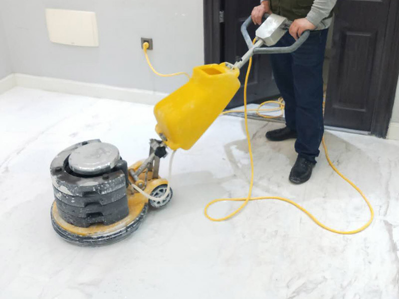 地面石材打磨翻新：用干燥清潔的地拖清理干凈，地面無沙粒、雜質(zhì)。石材表面整體清理完成后，用云石膠對每塊石材上面小的破損點和石材中縫進行修補；待云石膠干燥以后，使用打磨機對整體地面進行打磨，整體橫向打磨，重點打磨石材間的嵌縫膠處以及邊緣處，保持整體石材地面平整。完成第一遍的打磨，重新進行云石膠嵌縫，嵌縫完成繼續(xù)進行第二次打磨，再用石材翻新機配上鋼金石水磨片由粗到細，共需完成七次打磨打磨最終地面整體平整、光滑。