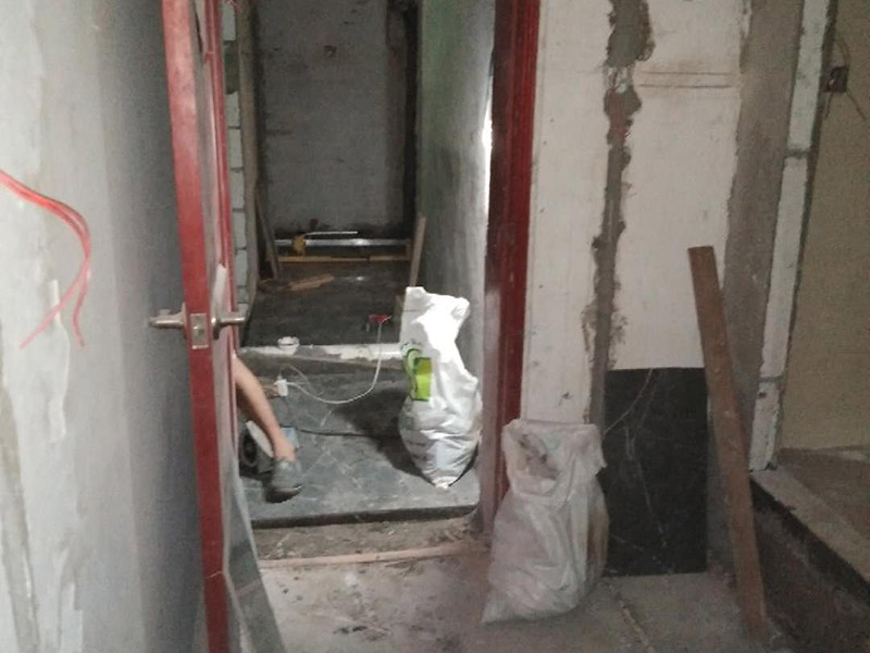 地面水電線路鋪設：水電改造的第一步是水電定位，也就是根據(jù)用戶的需要確定出全屋開關插座的位置和水路接口的位置，水電工要根據(jù)開關、插座、水龍頭的位置確定線路走向，并按照圖紙的設計向裝修業(yè)主進行說明。水電改造時要注意&ldquo;水走天、電走地&rdquo;原則，即水管走天棚，強、弱電盡量走地面，且強、弱電之間不能互相交叉，之間的平行距離要大于30厘米。水電定位之后，接下來就是打槽了。好的打槽師傅打出的槽基本是一條直線，而且槽邊基本沒有什么毛齒。注意打槽之前，務必讓水電工將所有的水電走向在墻上劃出來標明，記得對照水電圖，看是否一致。