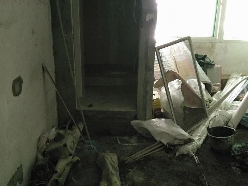 地面水電線路鋪設：水電改造的第一步是水電定位，也就是根據(jù)用戶的需要確定出全屋開關插座的位置和水路接口的位置，水電工要根據(jù)開關、插座、水龍頭的位置確定線路走向，并按照圖紙的設計向裝修業(yè)主進行說明。水電改造時要注意&ldquo;水走天、電走地&rdquo;原則，即水管走天棚，強、弱電盡量走地面，且強、弱電之間不能互相交叉，之間的平行距離要大于30厘米。水電定位之后，接下來就是打槽了。好的打槽師傅打出的槽基本是一條直線，而且槽邊基本沒有什么毛齒。注意打槽之前，務必讓水電工將所有的水電走向在墻上劃出來標明，記得對照水電圖，看是否一致。