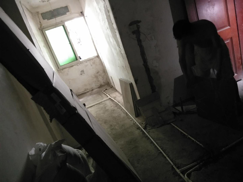 地面水電線路鋪設：水電改造的第一步是水電定位，也就是根據(jù)用戶的需要確定出全屋開關插座的位置和水路接口的位置，水電工要根據(jù)開關、插座、水龍頭的位置確定線路走向，并按照圖紙的設計向裝修業(yè)主進行說明。水電改造時要注意&ldquo;水走天、電走地&rdquo;原則，即水管走天棚，強、弱電盡量走地面，且強、弱電之間不能互相交叉，之間的平行距離要大于30厘米。水電定位之后，接下來就是打槽了。好的打槽師傅打出的槽基本是一條直線，而且槽邊基本沒有什么毛齒。注意打槽之前，務必讓水電工將所有的水電走向在墻上劃出來標明，記得對照水電圖，看是否一致。