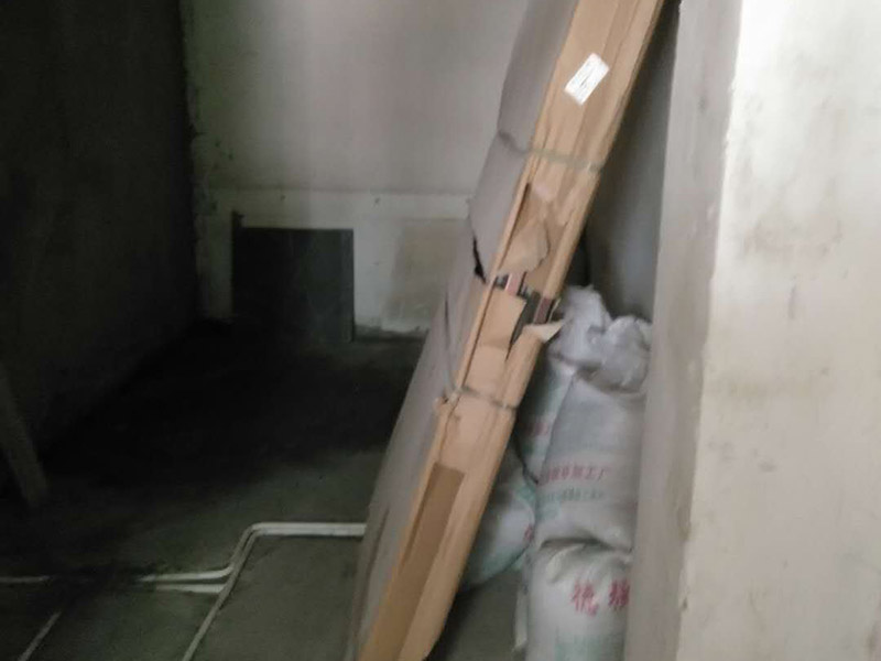 地面水電線路鋪設：水電改造的第一步是水電定位，也就是根據(jù)用戶的需要確定出全屋開關插座的位置和水路接口的位置，水電工要根據(jù)開關、插座、水龍頭的位置確定線路走向，并按照圖紙的設計向裝修業(yè)主進行說明。水電改造時要注意&ldquo;水走天、電走地&rdquo;原則，即水管走天棚，強、弱電盡量走地面，且強、弱電之間不能互相交叉，之間的平行距離要大于30厘米。水電定位之后，接下來就是打槽了。好的打槽師傅打出的槽基本是一條直線，而且槽邊基本沒有什么毛齒。注意打槽之前，務必讓水電工將所有的水電走向在墻上劃出來標明，記得對照水電圖，看是否一致。