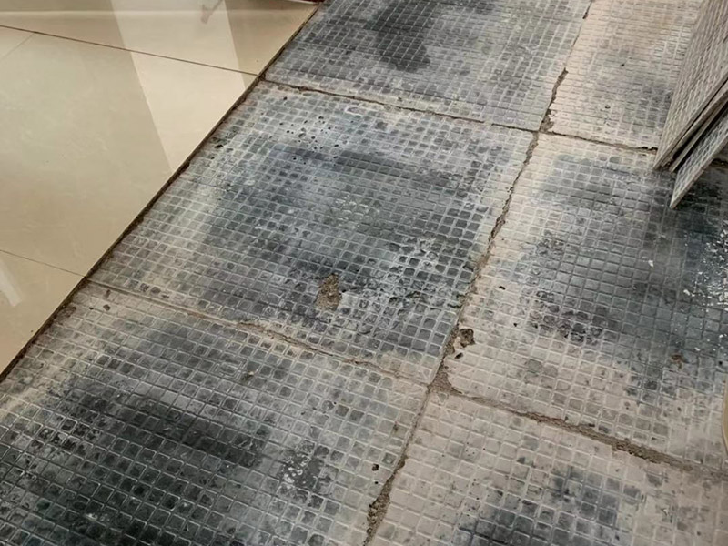 地磚拆除維修：其實(shí)關(guān)于拆除地板磚的方法還是比較簡(jiǎn)單的。首先要撬開(kāi)大門(mén)口的那塊地磚，因?yàn)槟菈K地磚是有一邊露在外面的所以比較容易撬開(kāi)。再用扁的鑿子一片一片的往里撬，如果水泥砂漿做的不是特別牢固的話可以直接用錘子把扁撬敲擊地磚和水泥地中間的縫隙。