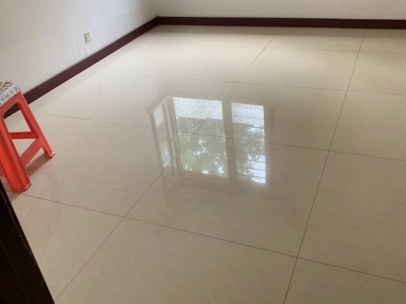 地磚拆除維修：其實(shí)關(guān)于拆除地板磚的方法還是比較簡(jiǎn)單的。首先要撬開(kāi)大門(mén)口的那塊地磚，因?yàn)槟菈K地磚是有一邊露在外面的所以比較容易撬開(kāi)。再用扁的鑿子一片一片的往里撬，如果水泥砂漿做的不是特別牢固的話可以直接用錘子把扁撬敲擊地磚和水泥地中間的縫隙。