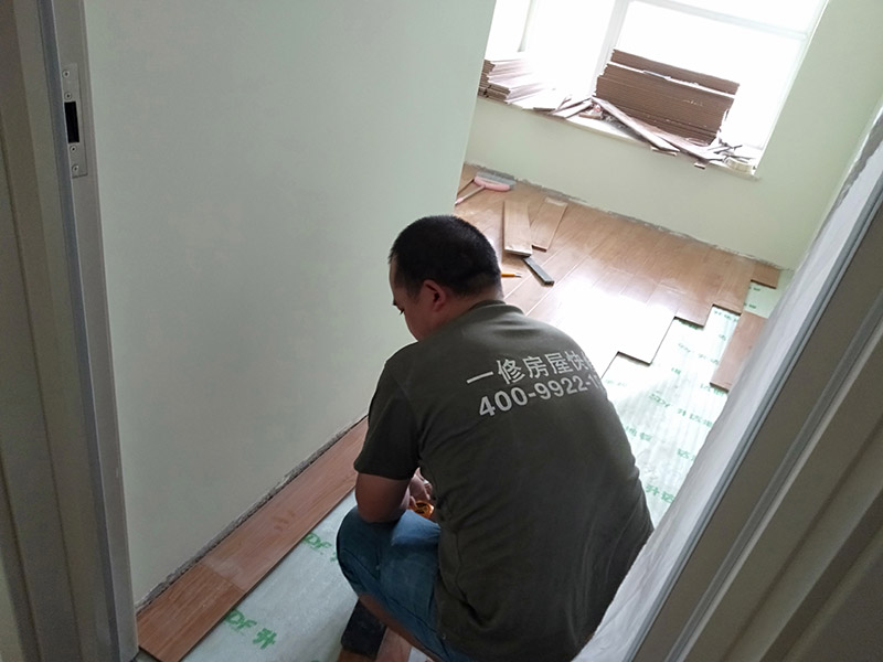 木地板安裝：將要鋪設(shè)實木地板的空間清理干凈，去除地面的污漬，同時將地面凹凸不平的部分，利用找平或自流平的方式將其統(tǒng)一成同一高度。隨后就是在地面進行鉆孔，這是為稍后的踢腳線的安裝，但你別小看這鉆孔，實木地板安裝中的鉆孔要求深淺高度適中均勻，而且鉆孔要小心避開預(yù)埋在墻面或者地面的電路。接下來就是安裝防潮地墊了。安裝防潮地墊有兩個好處，一方面防潮地墊可以進一步彌補地面的不平整，另一方面因防潮地墊本身的特性，它可以增強實木地板的防潮性，增長實木地板的使用壽命，一舉兩得。最后一步就是要考慮到實木地板自身會因為天氣而熱脹冷縮，所以在鋪貼時要預(yù)留一些空間，大概是小于等于1mm左右，這樣可以預(yù)防實木地板日后膨脹變形。如果在鋪設(shè)時沒有預(yù)留空間，那么在日后使用中出現(xiàn)了嚴(yán)重的起鼓等情況時，就只能將地板拆除，重新安裝，這樣會使得我們的家居生活十分地不方便。