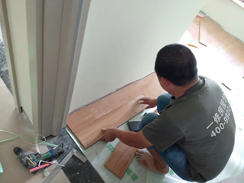 木地板安裝：將要鋪設(shè)實木地板的空間清理干凈，去除地面的污漬，同時將地面凹凸不平的部分，利用找平或自流平的方式將其統(tǒng)一成同一高度。隨后就是在地面進行鉆孔，這是為稍后的踢腳線的安裝，但你別小看這鉆孔，實木地板安裝中的鉆孔要求深淺高度適中均勻，而且鉆孔要小心避開預(yù)埋在墻面或者地面的電路。接下來就是安裝防潮地墊了。安裝防潮地墊有兩個好處，一方面防潮地墊可以進一步彌補地面的不平整，另一方面因防潮地墊本身的特性，它可以增強實木地板的防潮性，增長實木地板的使用壽命，一舉兩得。最后一步就是要考慮到實木地板自身會因為天氣而熱脹冷縮，所以在鋪貼時要預(yù)留一些空間，大概是小于等于1mm左右，這樣可以預(yù)防實木地板日后膨脹變形。如果在鋪設(shè)時沒有預(yù)留空間，那么在日后使用中出現(xiàn)了嚴(yán)重的起鼓等情況時，就只能將地板拆除，重新安裝，這樣會使得我們的家居生活十分地不方便。