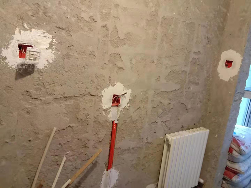 廚房線路改造：插座、照明分線走：插座要設(shè)地線以保證用電安全，共有3根電線，而照明系統(tǒng)不用設(shè)地線，只有兩根線，因此兩支路線最好分開，即使電路出現(xiàn)問題也便于維修。開關(guān)插座遠(yuǎn)離水槽灶具：廚房開關(guān)和插座如果靠近灶具，溫度較高容易加速電路老化;也要遠(yuǎn)離水槽，避免受潮而發(fā)生漏電事故。凈水器的電源開關(guān)和插座最好放在水槽柜的旁邊，使用防水開關(guān)和插座，避免因?yàn)槌睗穸╇姟? width=