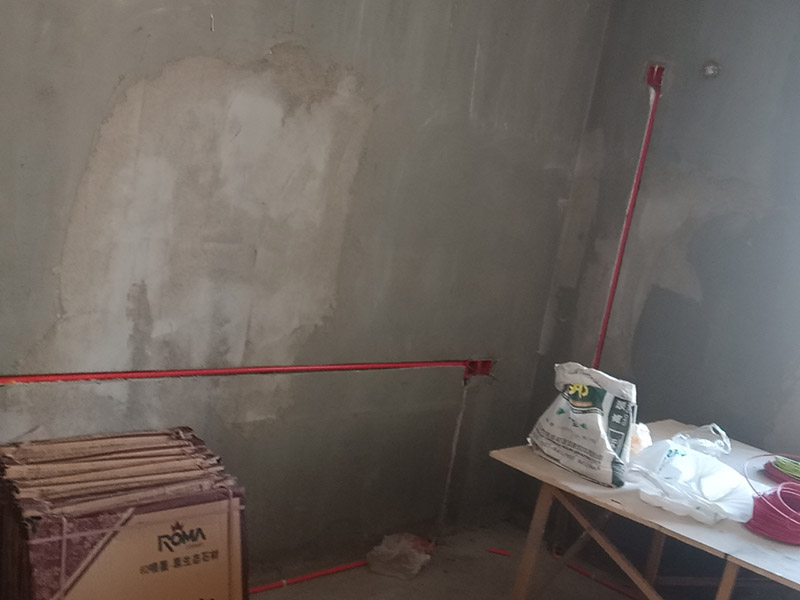 電路改造維修：進場后立即準(zhǔn)確將水平線彈好，在墻面和地面上先做出線路走向的標(biāo)記，確定好未來暗盒的安裝位置，電源插座及各種接線盒按統(tǒng)一高低標(biāo)準(zhǔn)施工。做好開線槽的準(zhǔn)備。同一室內(nèi)的開關(guān)插座應(yīng)該處于同一水平線上。一般開關(guān)在1.4m高度，插座在30cm。另外床頭開關(guān)建議在90cm，方便在床上操作?？蛷d電視柜后面的插座高度在20cm左右，防止超出電視柜高度。使用專用PVC阻燃型電線管，管壁厚以人站在上面不會踩扁為好。線管在線槽中必須固定，線盒與線管相接時應(yīng)使用鎖母，直管每隔80公分使用一個管卡，拐角處每隔20公分使用一個管卡。
