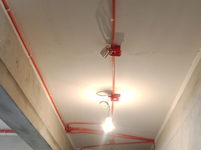 電路改造維修：進場后立即準(zhǔn)確將水平線彈好，在墻面和地面上先做出線路走向的標(biāo)記，確定好未來暗盒的安裝位置，電源插座及各種接線盒按統(tǒng)一高低標(biāo)準(zhǔn)施工。做好開線槽的準(zhǔn)備。同一室內(nèi)的開關(guān)插座應(yīng)該處于同一水平線上。一般開關(guān)在1.4m高度，插座在30cm。另外床頭開關(guān)建議在90cm，方便在床上操作?？蛷d電視柜后面的插座高度在20cm左右，防止超出電視柜高度。使用專用PVC阻燃型電線管，管壁厚以人站在上面不會踩扁為好。線管在線槽中必須固定，線盒與線管相接時應(yīng)使用鎖母，直管每隔80公分使用一個管卡，拐角處每隔20公分使用一個管卡。