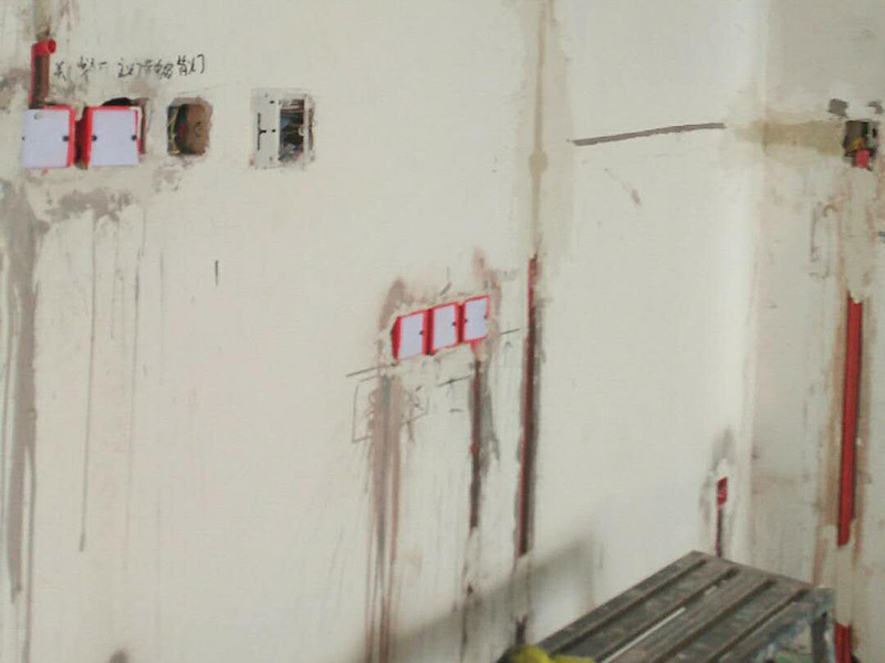 線管開槽安裝：水管管路開槽&rarr;水路管道安裝 &rarr;水路管道檢查 &rarr;二次防水 &rarr;電線線路開槽 &rarr;電線電路布線 須平行走線的管路一律控制在60-90厘米高(從地面算起)，有水龍頭的管路必須垂直。深度控制在4厘米。線槽開好后施工負(fù)責(zé)人記好開槽管路尺寸、位置。方便以后潔具安裝時知道管路的位置。通過施工圖施工人員與業(yè)主商量水域位置與使用功能。安排水電師傅排放安裝好所有的水龍頭及用水位置。