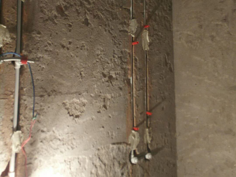 線管開槽安裝：水管管路開槽&rarr;水路管道安裝 &rarr;水路管道檢查 &rarr;二次防水 &rarr;電線線路開槽 &rarr;電線電路布線 須平行走線的管路一律控制在60-90厘米高(從地面算起)，有水龍頭的管路必須垂直。深度控制在4厘米。線槽開好后施工負(fù)責(zé)人記好開槽管路尺寸、位置。方便以后潔具安裝時知道管路的位置。通過施工圖施工人員與業(yè)主商量水域位置與使用功能。安排水電師傅排放安裝好所有的水龍頭及用水位置。