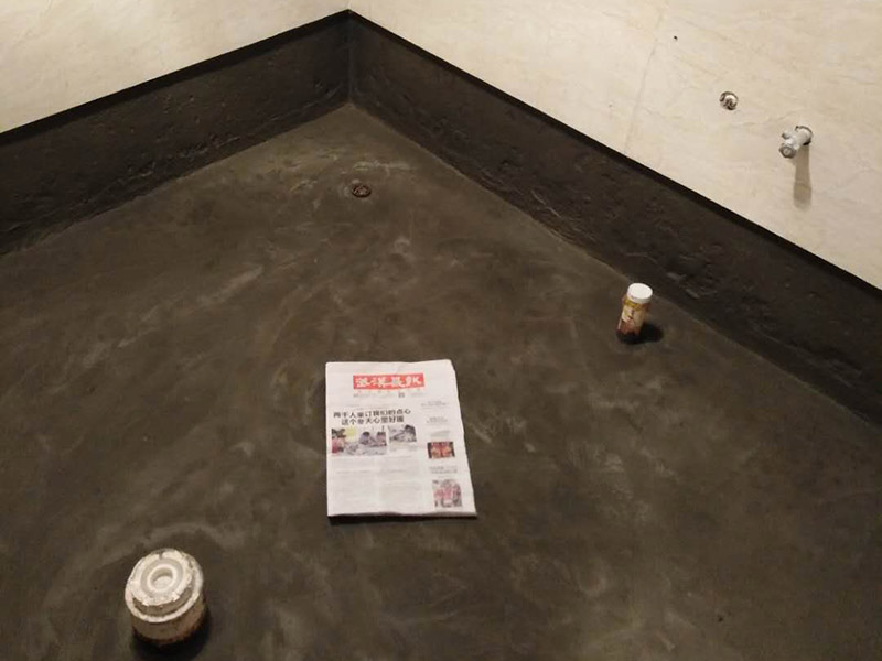 廁所防水，水管打壓測試：首先要進行地面處理，確保地面干凈，沒有任何雜物污染，基層表面堅實，無脫皮等現(xiàn)象，我們還要進行地面找平，保證地面平整，沒有較大的缺陷和補痕。防水涂料要刷全面，與基層結(jié)合牢固，不會出現(xiàn)氣泡，脫落等問題。我們涂刷時，要由下至上，先墻后地涂刷。一般來說，衛(wèi)生間的防水要做到180厘米，非淋浴墻面防水不能低于35厘米。小編建議防水統(tǒng)一做到180厘米。刷涂料不僅要注意高度，還有注意涂刷的厚度，國家規(guī)定防水涂料要涂到1.5毫米厚。防水涂料是要刷兩遍，第二遍涂料是要等第一遍涂料干透之后才能開始刷。