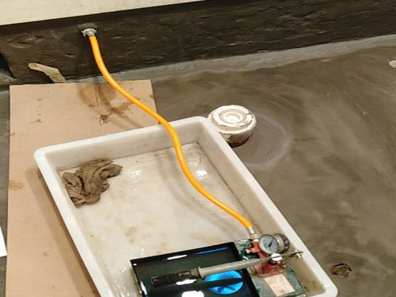 廁所防水，水管打壓測試：首先要進行地面處理，確保地面干凈，沒有任何雜物污染，基層表面堅實，無脫皮等現(xiàn)象，我們還要進行地面找平，保證地面平整，沒有較大的缺陷和補痕。防水涂料要刷全面，與基層結(jié)合牢固，不會出現(xiàn)氣泡，脫落等問題。我們涂刷時，要由下至上，先墻后地涂刷。一般來說，衛(wèi)生間的防水要做到180厘米，非淋浴墻面防水不能低于35厘米。小編建議防水統(tǒng)一做到180厘米。刷涂料不僅要注意高度，還有注意涂刷的厚度，國家規(guī)定防水涂料要涂到1.5毫米厚。防水涂料是要刷兩遍，第二遍涂料是要等第一遍涂料干透之后才能開始刷。
