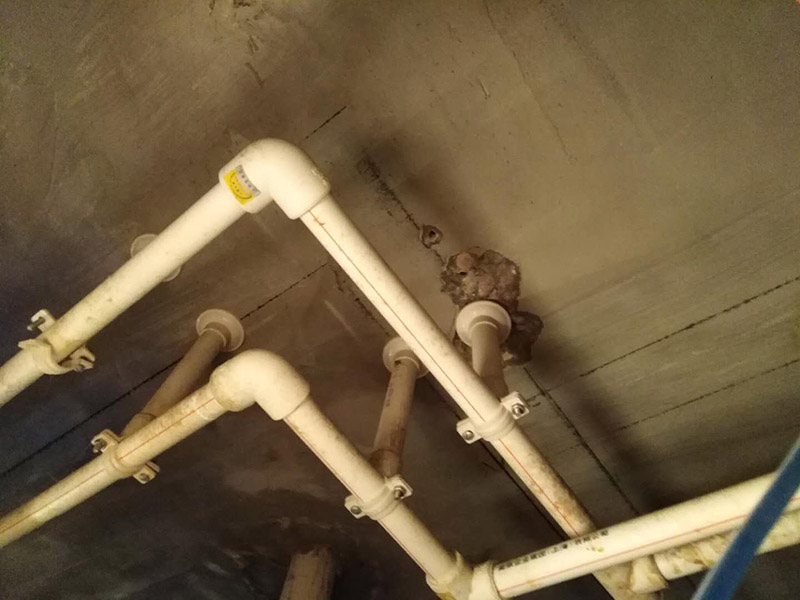 廁所防水，水管打壓測試：首先要進行地面處理，確保地面干凈，沒有任何雜物污染，基層表面堅實，無脫皮等現(xiàn)象，我們還要進行地面找平，保證地面平整，沒有較大的缺陷和補痕。防水涂料要刷全面，與基層結(jié)合牢固，不會出現(xiàn)氣泡，脫落等問題。我們涂刷時，要由下至上，先墻后地涂刷。一般來說，衛(wèi)生間的防水要做到180厘米，非淋浴墻面防水不能低于35厘米。小編建議防水統(tǒng)一做到180厘米。刷涂料不僅要注意高度，還有注意涂刷的厚度，國家規(guī)定防水涂料要涂到1.5毫米厚。防水涂料是要刷兩遍，第二遍涂料是要等第一遍涂料干透之后才能開始刷。