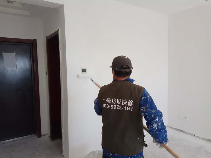 乳膠漆全屋翻新：現(xiàn)場勘測&mdash;施工準(zhǔn)備&mdash;技術(shù)交底&mdash;搭建簡易腳手架（頂面粉刷用）&mdash;鏟除脫落起殼粉塵膩子涂料層&mdash;局部水泥砂漿修復(fù)&mdash;鏟除部位批刮內(nèi)墻膩子兩度修復(fù)&mdash;砂光處理&mdash;滿涂內(nèi)墻乳膠漆第一度&mdash;滿涂第二度內(nèi)墻乳膠漆&mdash;自行檢查&mdash;組織驗收&mdash;拆除腳手架&mdash;現(xiàn)場清理。