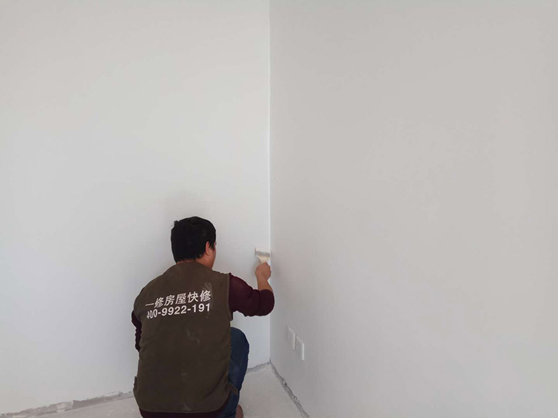 乳膠漆全屋翻新：現(xiàn)場勘測&mdash;施工準(zhǔn)備&mdash;技術(shù)交底&mdash;搭建簡易腳手架（頂面粉刷用）&mdash;鏟除脫落起殼粉塵膩子涂料層&mdash;局部水泥砂漿修復(fù)&mdash;鏟除部位批刮內(nèi)墻膩子兩度修復(fù)&mdash;砂光處理&mdash;滿涂內(nèi)墻乳膠漆第一度&mdash;滿涂第二度內(nèi)墻乳膠漆&mdash;自行檢查&mdash;組織驗收&mdash;拆除腳手架&mdash;現(xiàn)場清理。