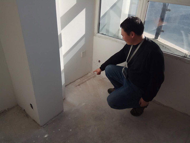 乳膠漆全屋翻新：現(xiàn)場勘測&mdash;施工準(zhǔn)備&mdash;技術(shù)交底&mdash;搭建簡易腳手架（頂面粉刷用）&mdash;鏟除脫落起殼粉塵膩子涂料層&mdash;局部水泥砂漿修復(fù)&mdash;鏟除部位批刮內(nèi)墻膩子兩度修復(fù)&mdash;砂光處理&mdash;滿涂內(nèi)墻乳膠漆第一度&mdash;滿涂第二度內(nèi)墻乳膠漆&mdash;自行檢查&mdash;組織驗收&mdash;拆除腳手架&mdash;現(xiàn)場清理。