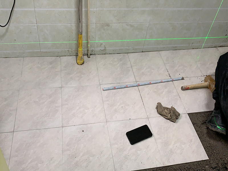 地面貼磚裝修：貼瓷磚有基層處理、彈線控制、排磚、勾縫、擦縫、養(yǎng)護這些步驟。在做基層處理的時候，必須將上面的浮土等雜物全部清理干凈，否則會影響瓷磚粘結(jié)效果。而當瓷磚全部鋪貼完成二十四小時之后，還需對其進行灑水養(yǎng)護，并且養(yǎng)護時間不能低于一周。