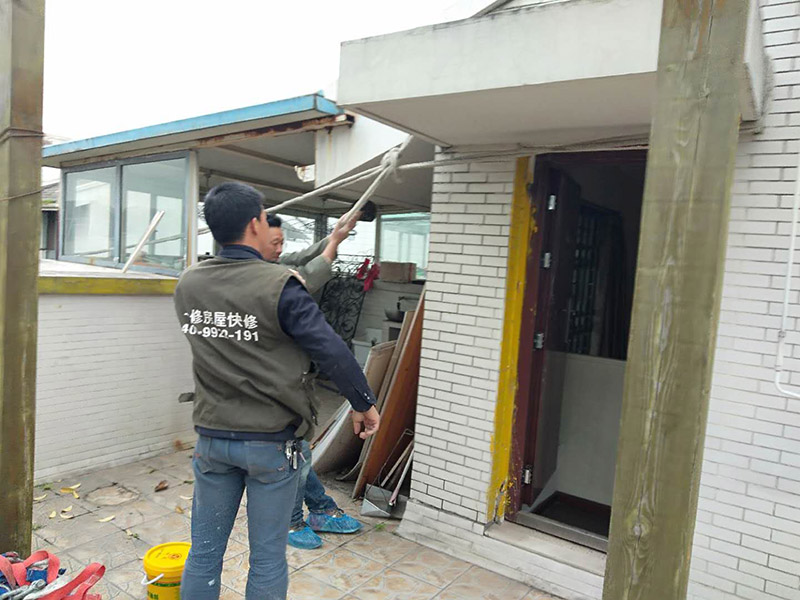空調(diào)外機(jī)PVC管防水維修：先明確什么地方漏水。如果只是接頭漏，在管材質(zhì)量合格前提下，可換接頭或在接頭處加上防漏密封膠帶、AB密封膠等;如果是管材質(zhì)量不好，應(yīng)該更換管材。還可以在漏水的地方涂上調(diào)好的AB膠，再在上面纏上一層綢帶，使綢帶上浸滿AB膠再在綢帶上面涂一層AB膠，整個(gè)過程動(dòng)作要快也可以分兩次或多次。