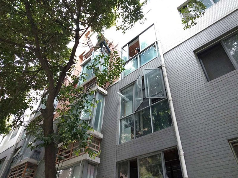 空調(diào)外機(jī)PVC管防水維修：先明確什么地方漏水。如果只是接頭漏，在管材質(zhì)量合格前提下，可換接頭或在接頭處加上防漏密封膠帶、AB密封膠等;如果是管材質(zhì)量不好，應(yīng)該更換管材。還可以在漏水的地方涂上調(diào)好的AB膠，再在上面纏上一層綢帶，使綢帶上浸滿AB膠再在綢帶上面涂一層AB膠，整個(gè)過程動(dòng)作要快也可以分兩次或多次。