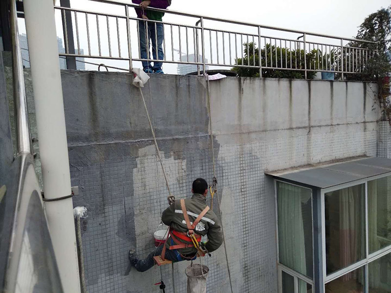 外墻涂刷防水：清理基層，新舊面層必須清理干凈，不得有雜物和灰塵，以免影響粘結(jié)強(qiáng)度，涂刷防水涂料時(shí)基層應(yīng)干燥?；鶎忧謇砉ば蛲瓿芍?，接下來，清理死角，也就是所謂的陰陽角、施工縫、伸縮縫等比較重要的部位進(jìn)行處理，尤其注意的是泄水孔要加強(qiáng)處理，需要涂刷2－3遍防水底層涂料。將攪拌均勻的晨光防水涂料根據(jù)現(xiàn)場要涂刷的面積開始涂刷，基層涂刷要大于粘卷材的面積，不要超過三十。刷第二次涂料之前必須要等一次涂料完全凝固后方可再次涂刷，底層涂料次涂刷完畢后約4—8左右。要等第二次涂料完全凝固后方可施工。