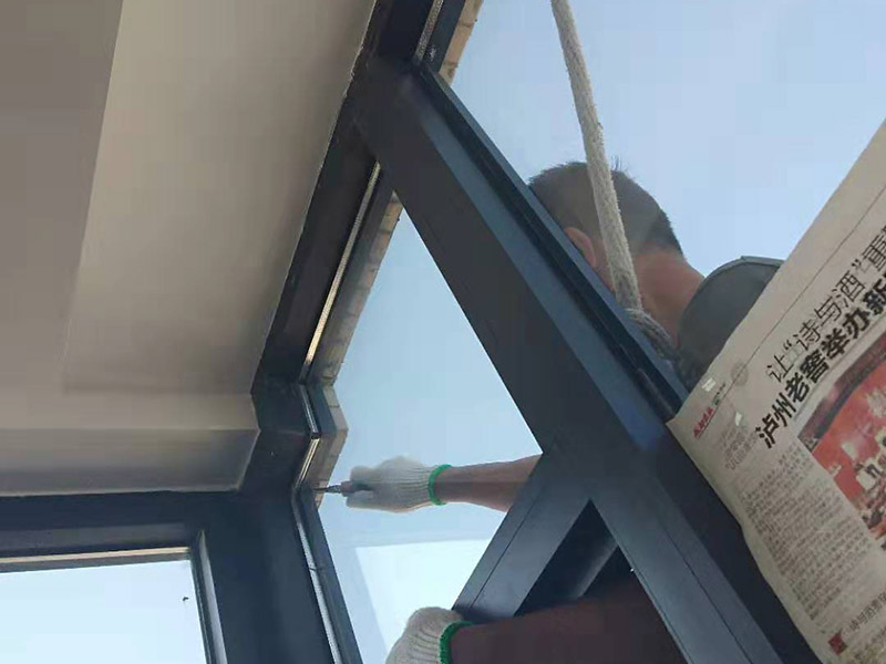 專業(yè)的鄭州門窗維修公司是哪家，鄭州維修陽臺(tái)推拉門的電話