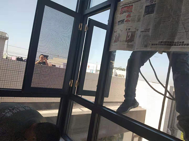 窗戶打膠維修：1、當我們粘在破碎的橋梁的鋁門窗上時，如果需要在外面粘合，我們必須將它粘在外面，因為如果它幾乎不粘在室內(nèi)，它顯然會不均勻。它不起防水功能。2、當我們將破碎的橋梁的鋁門和窗戶粘在一起時，我們需要將膠帶放在鋁門的側(cè)面和斷橋的窗戶上。不要將它粘在頂部也很重要。否則，更重要的是。之后，膠帶脫膠，防水效果消失。