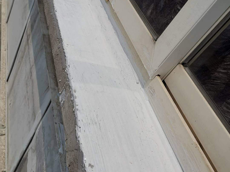 外墻屋檐防水補(bǔ)漏：清理基面,無(wú)油污、粉塵,并灑水充分濕潤(rùn)。2、在空桶內(nèi)先倒入一包液料,再緩慢加入一包粉料,攪拌均勻無(wú)結(jié)塊。讓漿料靜置約3分鐘,再攪拌均勻后使用。3、使用硬毛刷將漿料均勻涂刷于基面上,應(yīng)交叉涂刷兩遍,等第一遍表干后才可進(jìn)行第二遍施工。每層涂刷厚度約為0.6mm,防水層總厚度約為1.2mm。使用硬毛刷將漿料均勻涂刷于基面上。4.待到防水層表干之后再做一個(gè)砂漿的保護(hù)層,砂漿地面需要涂抹2公分左右,墻面需要涂抹1公分左右。5.待到防水層完全干透之后再做一個(gè)閉水試驗(yàn)。