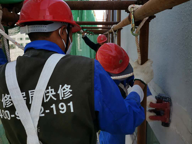 高空外墻防水：首先清理基層，新舊面層必須清理干凈，不得有雜物和灰塵，以免影響粘結(jié)強(qiáng)度，涂刷防水涂料時(shí)基層應(yīng)干燥。接下來(lái)，清理死角，也就是所謂的陰陽(yáng)角、施工縫、伸縮縫等比較重要的部位進(jìn)行處理，尤其注意的是泄水孔要加強(qiáng)處理，需要涂刷2-3遍防水底層涂料。備好防水卷材、防水涂料、基層涂料和粘接卷材的涂料必須要分清，為提高防水卷材與基層粘結(jié)性，可用底層涂料反復(fù)涂刷，涂刷均勻，覆蓋完全，充分滲入混凝土基層，以提高粘結(jié)強(qiáng)度和抗剪切強(qiáng)度。涂刷第二次涂料之前必須要等第一次涂料完全凝固后方可再次涂刷，底層涂料第一次涂刷完畢后約4-8小時(shí)左右，方可再次涂刷第二次和第三次底層涂料。