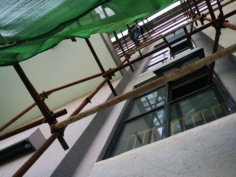 高空外墻防水：首先清理基層，新舊面層必須清理干凈，不得有雜物和灰塵，以免影響粘結(jié)強(qiáng)度，涂刷防水涂料時(shí)基層應(yīng)干燥。接下來(lái)，清理死角，也就是所謂的陰陽(yáng)角、施工縫、伸縮縫等比較重要的部位進(jìn)行處理，尤其注意的是泄水孔要加強(qiáng)處理，需要涂刷2-3遍防水底層涂料。備好防水卷材、防水涂料、基層涂料和粘接卷材的涂料必須要分清，為提高防水卷材與基層粘結(jié)性，可用底層涂料反復(fù)涂刷，涂刷均勻，覆蓋完全，充分滲入混凝土基層，以提高粘結(jié)強(qiáng)度和抗剪切強(qiáng)度。涂刷第二次涂料之前必須要等第一次涂料完全凝固后方可再次涂刷，底層涂料第一次涂刷完畢后約4-8小時(shí)左右，方可再次涂刷第二次和第三次底層涂料。
