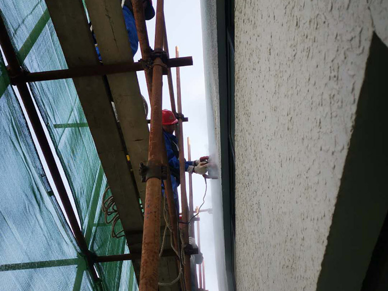 高空外墻防水：首先清理基層，新舊面層必須清理干凈，不得有雜物和灰塵，以免影響粘結(jié)強(qiáng)度，涂刷防水涂料時(shí)基層應(yīng)干燥。接下來(lái)，清理死角，也就是所謂的陰陽(yáng)角、施工縫、伸縮縫等比較重要的部位進(jìn)行處理，尤其注意的是泄水孔要加強(qiáng)處理，需要涂刷2-3遍防水底層涂料。備好防水卷材、防水涂料、基層涂料和粘接卷材的涂料必須要分清，為提高防水卷材與基層粘結(jié)性，可用底層涂料反復(fù)涂刷，涂刷均勻，覆蓋完全，充分滲入混凝土基層，以提高粘結(jié)強(qiáng)度和抗剪切強(qiáng)度。涂刷第二次涂料之前必須要等第一次涂料完全凝固后方可再次涂刷，底層涂料第一次涂刷完畢后約4-8小時(shí)左右，方可再次涂刷第二次和第三次底層涂料。