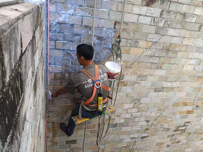 外墻高空刷防水：先清理干凈外墻基層部分，重點部位要進(jìn)行重點處理，尤其是不易涂刷的外墻部位；嚴(yán)格按要求配比防水涂料，比例要準(zhǔn)確；確認(rèn)防水涂料攪拌均勻了，開始涂刷防水涂料，防水涂料每次從攪拌結(jié)束至涂刷完畢不能超過三十分鐘。底層涂料第1次涂刷完畢后約四至八小時左右，再進(jìn)行涂刷第2、3次底層涂料，第1、2、3次涂刷厚度都是0.5mm，涂刷涂料之前必須要等前一次涂料完全凝固后方可再次涂刷。防水涂料涂層可根據(jù)外墻防水工程現(xiàn)場情況，實行多遍涂刷，但必須一次涂刷完成。