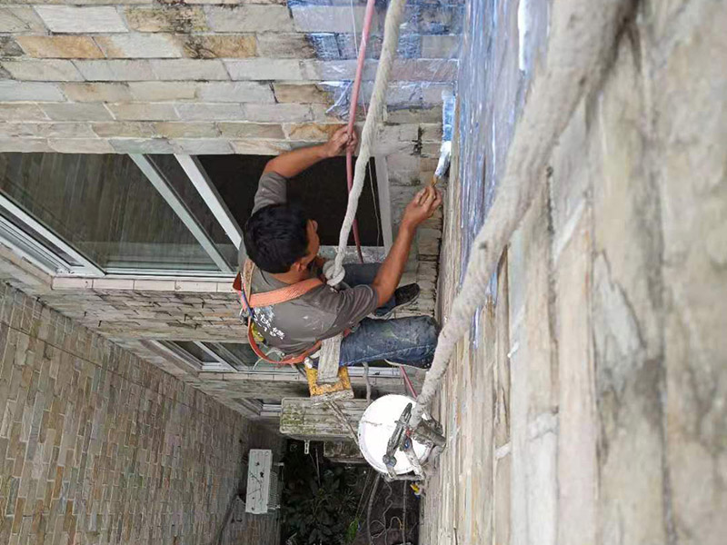 外墻高空刷防水：先清理干凈外墻基層部分，重點部位要進(jìn)行重點處理，尤其是不易涂刷的外墻部位；嚴(yán)格按要求配比防水涂料，比例要準(zhǔn)確；確認(rèn)防水涂料攪拌均勻了，開始涂刷防水涂料，防水涂料每次從攪拌結(jié)束至涂刷完畢不能超過三十分鐘。底層涂料第1次涂刷完畢后約四至八小時左右，再進(jìn)行涂刷第2、3次底層涂料，第1、2、3次涂刷厚度都是0.5mm，涂刷涂料之前必須要等前一次涂料完全凝固后方可再次涂刷。防水涂料涂層可根據(jù)外墻防水工程現(xiàn)場情況，實行多遍涂刷，但必須一次涂刷完成。