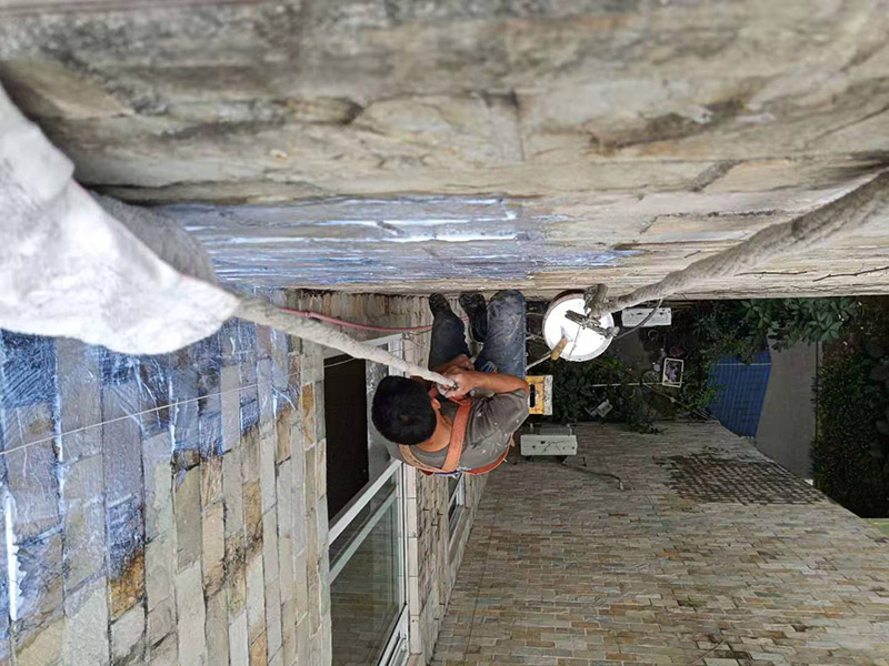 外墻高空刷防水：先清理干凈外墻基層部分，重點部位要進(jìn)行重點處理，尤其是不易涂刷的外墻部位；嚴(yán)格按要求配比防水涂料，比例要準(zhǔn)確；確認(rèn)防水涂料攪拌均勻了，開始涂刷防水涂料，防水涂料每次從攪拌結(jié)束至涂刷完畢不能超過三十分鐘。底層涂料第1次涂刷完畢后約四至八小時左右，再進(jìn)行涂刷第2、3次底層涂料，第1、2、3次涂刷厚度都是0.5mm，涂刷涂料之前必須要等前一次涂料完全凝固后方可再次涂刷。防水涂料涂層可根據(jù)外墻防水工程現(xiàn)場情況，實行多遍涂刷，但必須一次涂刷完成。