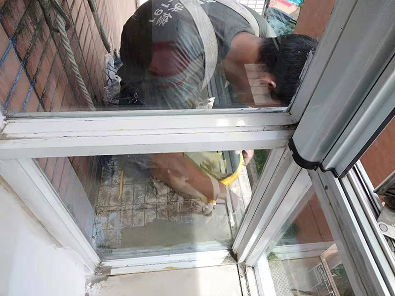 窗戶打膠刷防水:窗框就位→框固定→填塞縫隙→安五金配件→安玻璃→打膠、清理。當門窗采用預埋木磚法與墻體連接時，木磚應進行防腐處理，窗框與洞口之間的伸縮縫內(nèi)腔應采用閉孔泡沫塑料、發(fā)泡聚苯乙燃等彈性材料分層填塞，表面用密封膠密封。