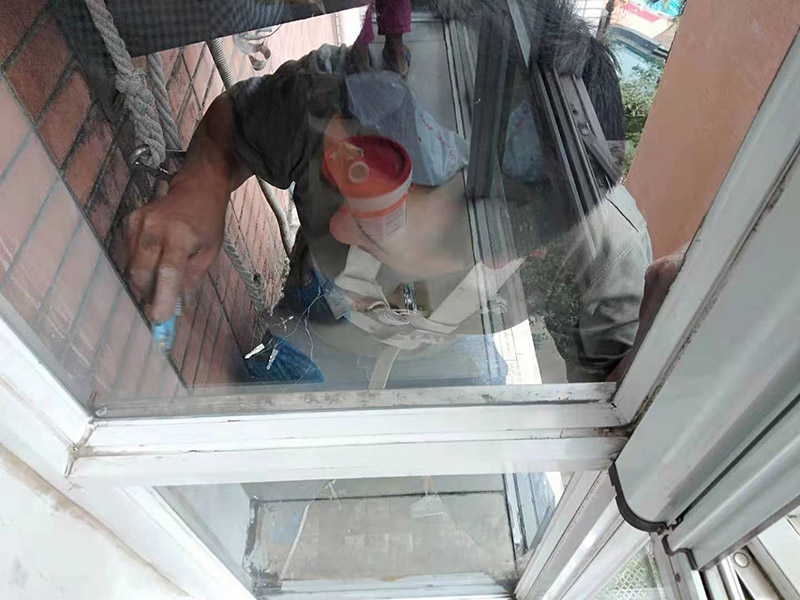 窗戶打膠刷防水:窗框就位→框固定→填塞縫隙→安五金配件→安玻璃→打膠、清理。當門窗采用預埋木磚法與墻體連接時，木磚應進行防腐處理，窗框與洞口之間的伸縮縫內(nèi)腔應采用閉孔泡沫塑料、發(fā)泡聚苯乙燃等彈性材料分層填塞，表面用密封膠密封。