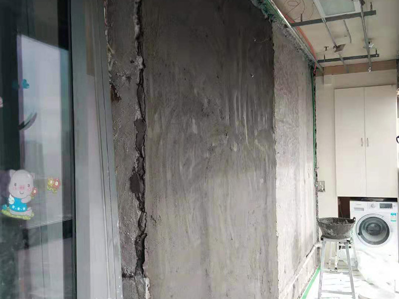 廁所貼磚維修：首先將水泥與少量建筑膠混合拌勻，做為粘貼劑。把粘貼劑用鏟刀鏟到地面刮平后將瓷磚鋪上。再用鏟刀壓實,這樣自上而下或自左而右，重復這步驟，鋪好之后用白水泥漿美縫，把瓷磚間的間隙填實，等待一段時間水泥干了就好了。