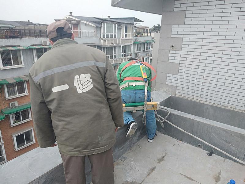 外墻滾刷防水：為保證防水層的鋪設(shè)質(zhì)量和節(jié)省防水涂料，基層、內(nèi)外墻等位置涂刷防水涂料處應(yīng)平整、無(wú)凹凸不平、蜂窩麻面、浮碴、浮灰、油污等。在管根、管道、陰陽(yáng)角、施工縫等易發(fā)生漏水的部位應(yīng)增強(qiáng)處理。在管根、管道周?chē)忛_(kāi)采用水不漏進(jìn)行封堵，然后再用油漆刷涂刷一至兩遍防水涂料；陰陽(yáng)角、施工縫部位采用玻纖網(wǎng)格布增強(qiáng)處理后用刮板刮涂一遍防水涂料，增強(qiáng)網(wǎng)格布寬度為300㎜。施工時(shí)應(yīng)邊涂刷邊檢查，發(fā)現(xiàn)缺陷及時(shí)修補(bǔ)，涂膜應(yīng)完全干燥2天后方可進(jìn)行下道工序施工，施工時(shí)應(yīng)注意對(duì)涂膜防水層的保護(hù)，以免人為或外為破壞防水層。側(cè)墻防水層保護(hù)材料建議采用聚苯板或砂漿粉刷保護(hù)。頂板防水層保護(hù)材料宜采用砂漿或細(xì)石混凝土進(jìn)行保護(hù)。