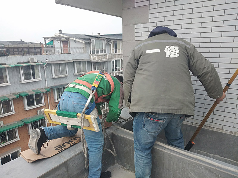 外墻滾刷防水：為保證防水層的鋪設(shè)質(zhì)量和節(jié)省防水涂料，基層、內(nèi)外墻等位置涂刷防水涂料處應(yīng)平整、無(wú)凹凸不平、蜂窩麻面、浮碴、浮灰、油污等。在管根、管道、陰陽(yáng)角、施工縫等易發(fā)生漏水的部位應(yīng)增強(qiáng)處理。在管根、管道周?chē)忛_(kāi)采用水不漏進(jìn)行封堵，然后再用油漆刷涂刷一至兩遍防水涂料；陰陽(yáng)角、施工縫部位采用玻纖網(wǎng)格布增強(qiáng)處理后用刮板刮涂一遍防水涂料，增強(qiáng)網(wǎng)格布寬度為300㎜。施工時(shí)應(yīng)邊涂刷邊檢查，發(fā)現(xiàn)缺陷及時(shí)修補(bǔ)，涂膜應(yīng)完全干燥2天后方可進(jìn)行下道工序施工，施工時(shí)應(yīng)注意對(duì)涂膜防水層的保護(hù)，以免人為或外為破壞防水層。側(cè)墻防水層保護(hù)材料建議采用聚苯板或砂漿粉刷保護(hù)。頂板防水層保護(hù)材料宜采用砂漿或細(xì)石混凝土進(jìn)行保護(hù)。