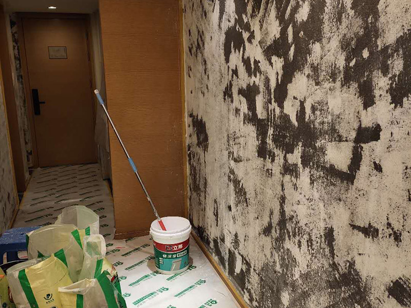 墻面拆除翻新：舊墻面翻新自己動(dòng)手首先用水將墻面浸濕，這樣在鏟除墻面時(shí)比較省力，墻面必須要鏟到露出水泥砂漿面。然后是涂刷界面劑，一定要全部都刷到而且要均勻。墻面的裂縫通常都是用牛皮紙帶及白乳膠來貼住，但不能保證它能百分百不再開裂。如果墻面凹凸不平，那么就需要用石膏來找平，誤差最好不要超過0.5公分。非承重墻一般都是需要貼布的，所以最好選擇質(zhì)地好的墻布和白乳膠，有條件的話可以使用網(wǎng)格布，對(duì)于防裂效果會(huì)更好。
 在挑選膩?zhàn)訒r(shí)應(yīng)該選顆粒細(xì)度高及質(zhì)地較硬的，或是把白乳膠添加到膩?zhàn)又刑岣吣佔(zhàn)拥挠捕取４蚰γ嬉x用細(xì)砂紙，砂紙如果過粗會(huì)在墻面上留下很深的砂痕，就算是刷漆也沒辦法遮蓋住。墻面打磨之后要清掃一遍，否則粉塵過多會(huì)影響到漆的附著力。