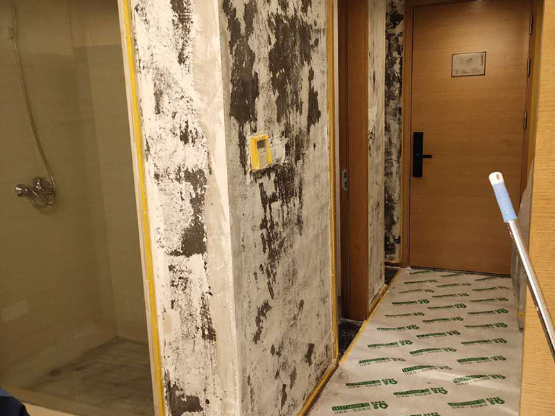 墻面拆除翻新：舊墻面翻新自己動(dòng)手首先用水將墻面浸濕，這樣在鏟除墻面時(shí)比較省力，墻面必須要鏟到露出水泥砂漿面。然后是涂刷界面劑，一定要全部都刷到而且要均勻。墻面的裂縫通常都是用牛皮紙帶及白乳膠來貼住，但不能保證它能百分百不再開裂。如果墻面凹凸不平，那么就需要用石膏來找平，誤差最好不要超過0.5公分。非承重墻一般都是需要貼布的，所以最好選擇質(zhì)地好的墻布和白乳膠，有條件的話可以使用網(wǎng)格布，對(duì)于防裂效果會(huì)更好。  在挑選膩?zhàn)訒r(shí)應(yīng)該選顆粒細(xì)度高及質(zhì)地較硬的，或是把白乳膠添加到膩?zhàn)又刑岣吣佔(zhàn)拥挠捕?。打磨墻面要選用細(xì)砂紙，砂紙如果過粗會(huì)在墻面上留下很深的砂痕，就算是刷漆也沒辦法遮蓋住。墻面打磨之后要清掃一遍，否則粉塵過多會(huì)影響到漆的附著力。