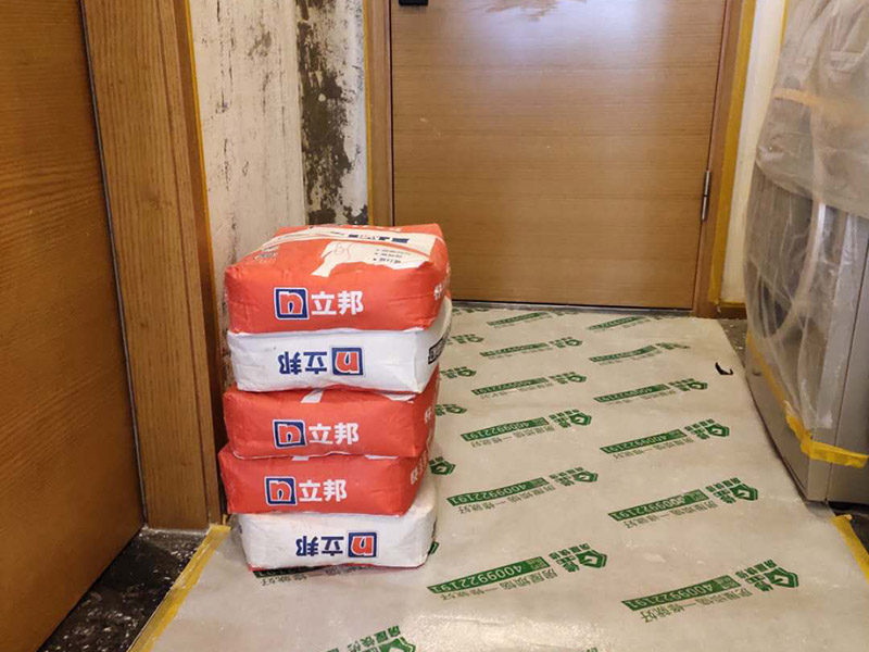 墻面拆除翻新：舊墻面翻新自己動(dòng)手首先用水將墻面浸濕，這樣在鏟除墻面時(shí)比較省力，墻面必須要鏟到露出水泥砂漿面。然后是涂刷界面劑，一定要全部都刷到而且要均勻。墻面的裂縫通常都是用牛皮紙帶及白乳膠來貼住，但不能保證它能百分百不再開裂。如果墻面凹凸不平，那么就需要用石膏來找平，誤差最好不要超過0.5公分。非承重墻一般都是需要貼布的，所以最好選擇質(zhì)地好的墻布和白乳膠，有條件的話可以使用網(wǎng)格布，對(duì)于防裂效果會(huì)更好。  在挑選膩?zhàn)訒r(shí)應(yīng)該選顆粒細(xì)度高及質(zhì)地較硬的，或是把白乳膠添加到膩?zhàn)又刑岣吣佔(zhàn)拥挠捕?。打磨墻面要選用細(xì)砂紙，砂紙如果過粗會(huì)在墻面上留下很深的砂痕，就算是刷漆也沒辦法遮蓋住。墻面打磨之后要清掃一遍，否則粉塵過多會(huì)影響到漆的附著力。