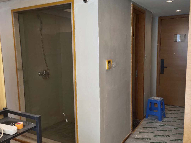 墻面拆除翻新：舊墻面翻新自己動(dòng)手首先用水將墻面浸濕，這樣在鏟除墻面時(shí)比較省力，墻面必須要鏟到露出水泥砂漿面。然后是涂刷界面劑，一定要全部都刷到而且要均勻。墻面的裂縫通常都是用牛皮紙帶及白乳膠來貼住，但不能保證它能百分百不再開裂。如果墻面凹凸不平，那么就需要用石膏來找平，誤差最好不要超過0.5公分。非承重墻一般都是需要貼布的，所以最好選擇質(zhì)地好的墻布和白乳膠，有條件的話可以使用網(wǎng)格布，對(duì)于防裂效果會(huì)更好。  在挑選膩?zhàn)訒r(shí)應(yīng)該選顆粒細(xì)度高及質(zhì)地較硬的，或是把白乳膠添加到膩?zhàn)又刑岣吣佔(zhàn)拥挠捕?。打磨墻面要選用細(xì)砂紙，砂紙如果過粗會(huì)在墻面上留下很深的砂痕，就算是刷漆也沒辦法遮蓋住。墻面打磨之后要清掃一遍，否則粉塵過多會(huì)影響到漆的附著力。